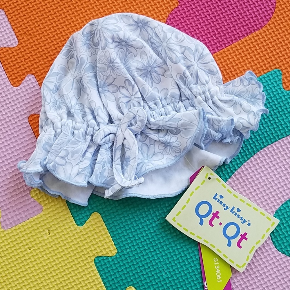 Kissy kissy's Qt Qt baby bonnet hat